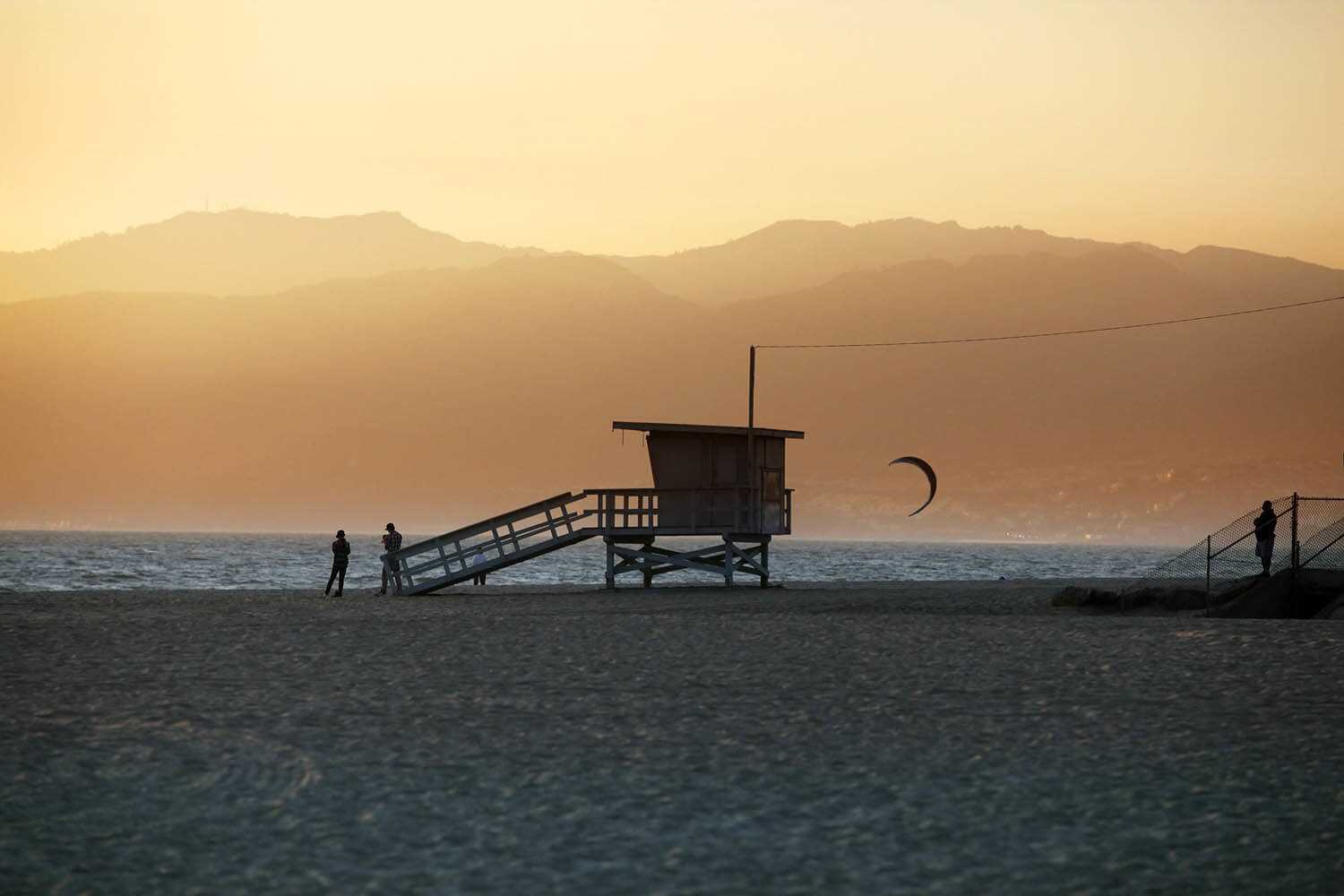 Venice Beach sightseeing tour: A sunset-filled horizon