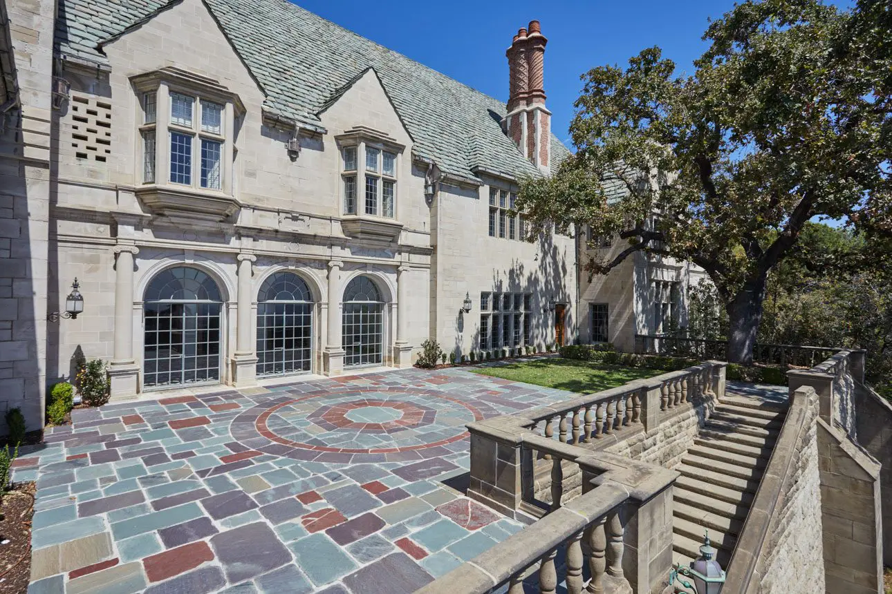 A large house with many steps leading to the front of it.