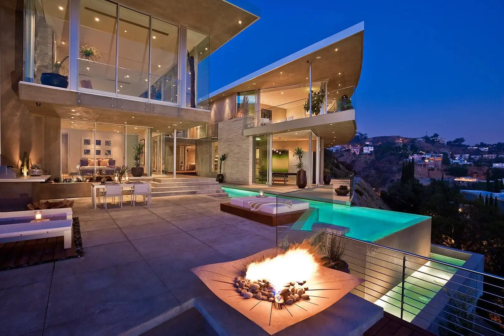 A fire pit in the middle of an outdoor patio.